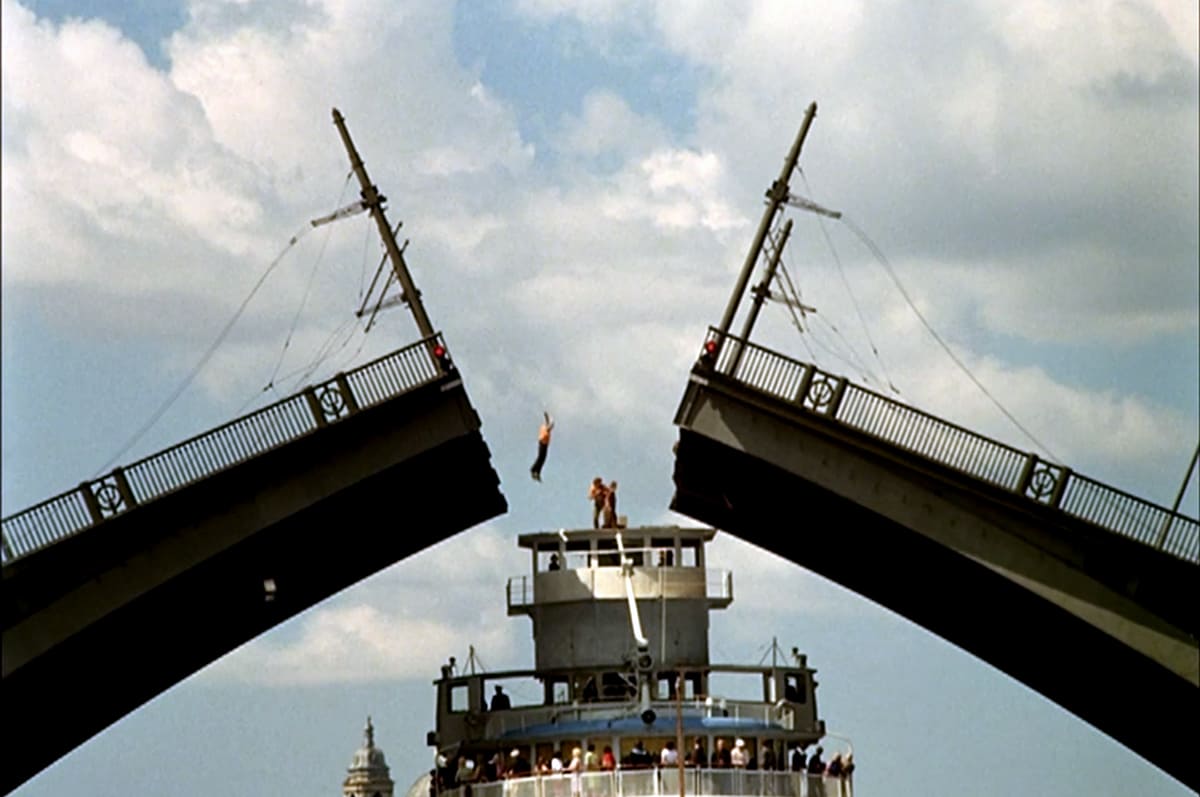 Невероятные приключения итальянцев в России - прыжок на теплоход с Биржевого моста